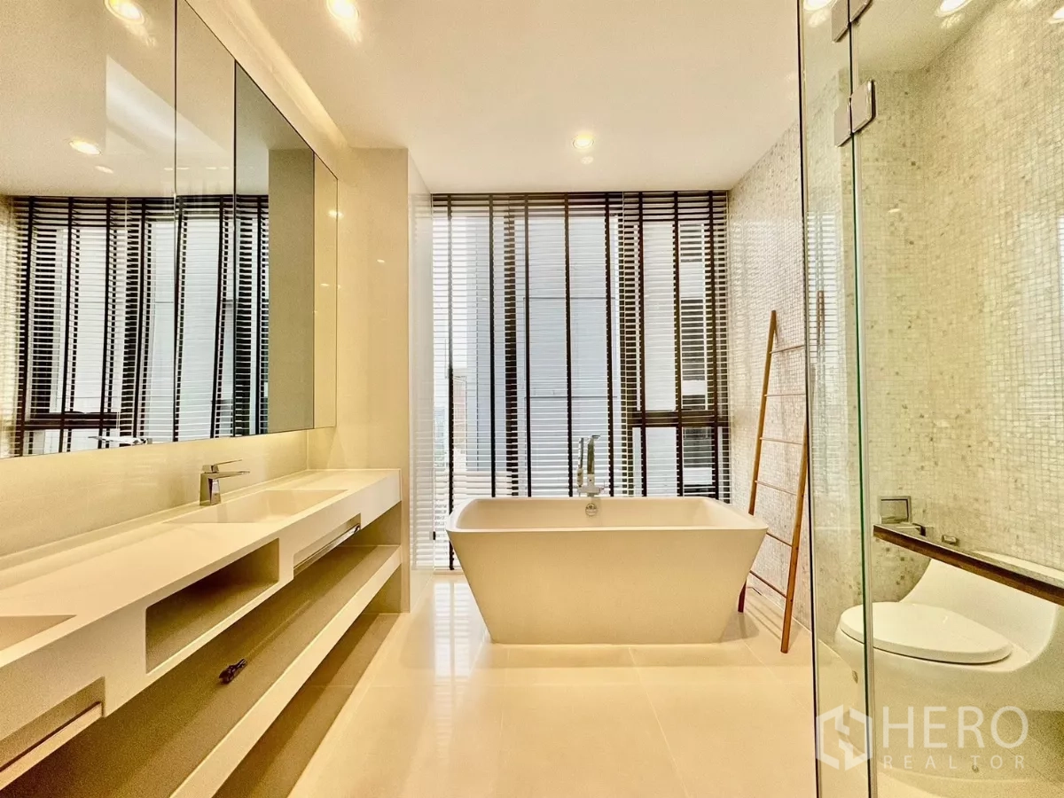 公寓 出租在Watthana, Bangkok - 豪华卫浴，双台盆、独立浴缸与玻璃淋浴房。