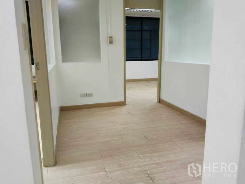 办公空间 出租在Bang Na, Bangkok - 小型办公室，磨砂玻璃与洁白墙面。