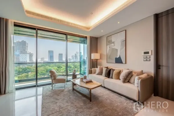 公寓 出租或出售在Pathum Wan, Bangkok - 采光充足的客厅，落地窗俯瞰公园与城市天际线