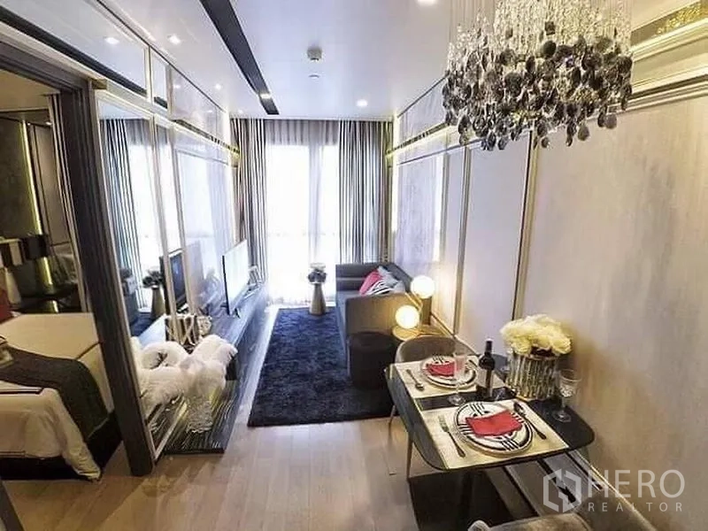 公寓 出租或出售在Watthana, Bangkok - 开放式客餐区，水晶吊灯、落地窗，卧室以推拉玻璃隔断相连。