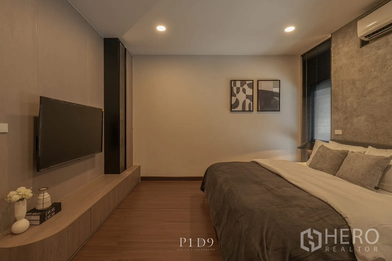 独栋房屋 for rent in Bang Phli, Samut Prakan - 暖色卧室配挂墙电视、装饰画与空调。