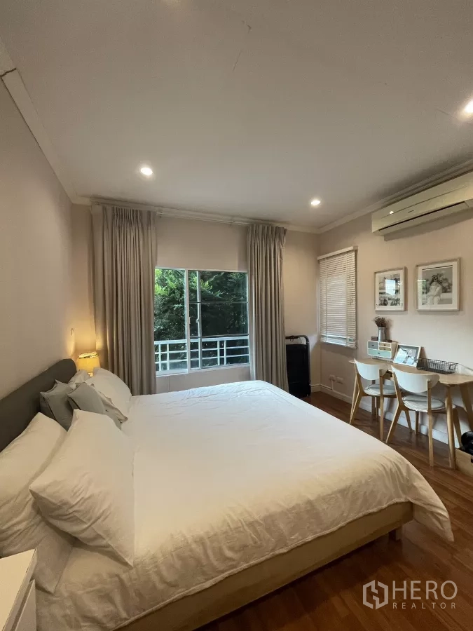 บ้าน ขายในMin Buri, Bangkok - มุมทำงานในห้องนอนใหญ่ ตั้งโต๊ะติดหน้าต่าง เห็นวิวสวน