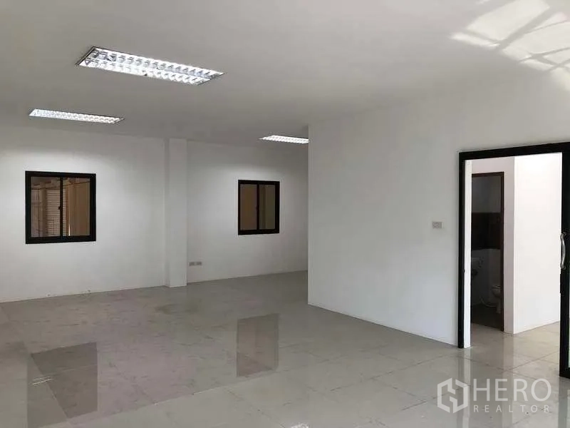 工厂 出租或出售在Bang Phli, Samut Prakan - 开放办公空间，设窗户、充足照明，并连通卫生间入口。