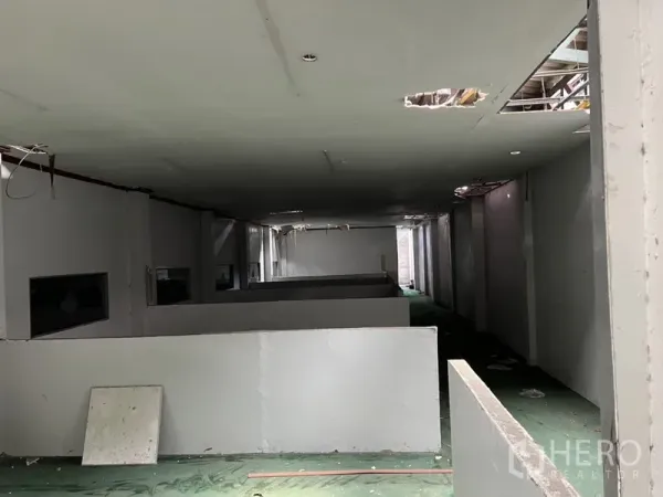 Warehouse for rent in Bang Kapi, Bangkok - Partitioned warehouse interior with low ceiling and repair-needed panels in Rama 9, Bang Kapi.