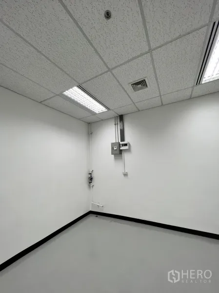Retail Space for rent in Watthana, Bangkok - Corner of the retail space showing electrical panel, plumbing points and ceiling air vents.
