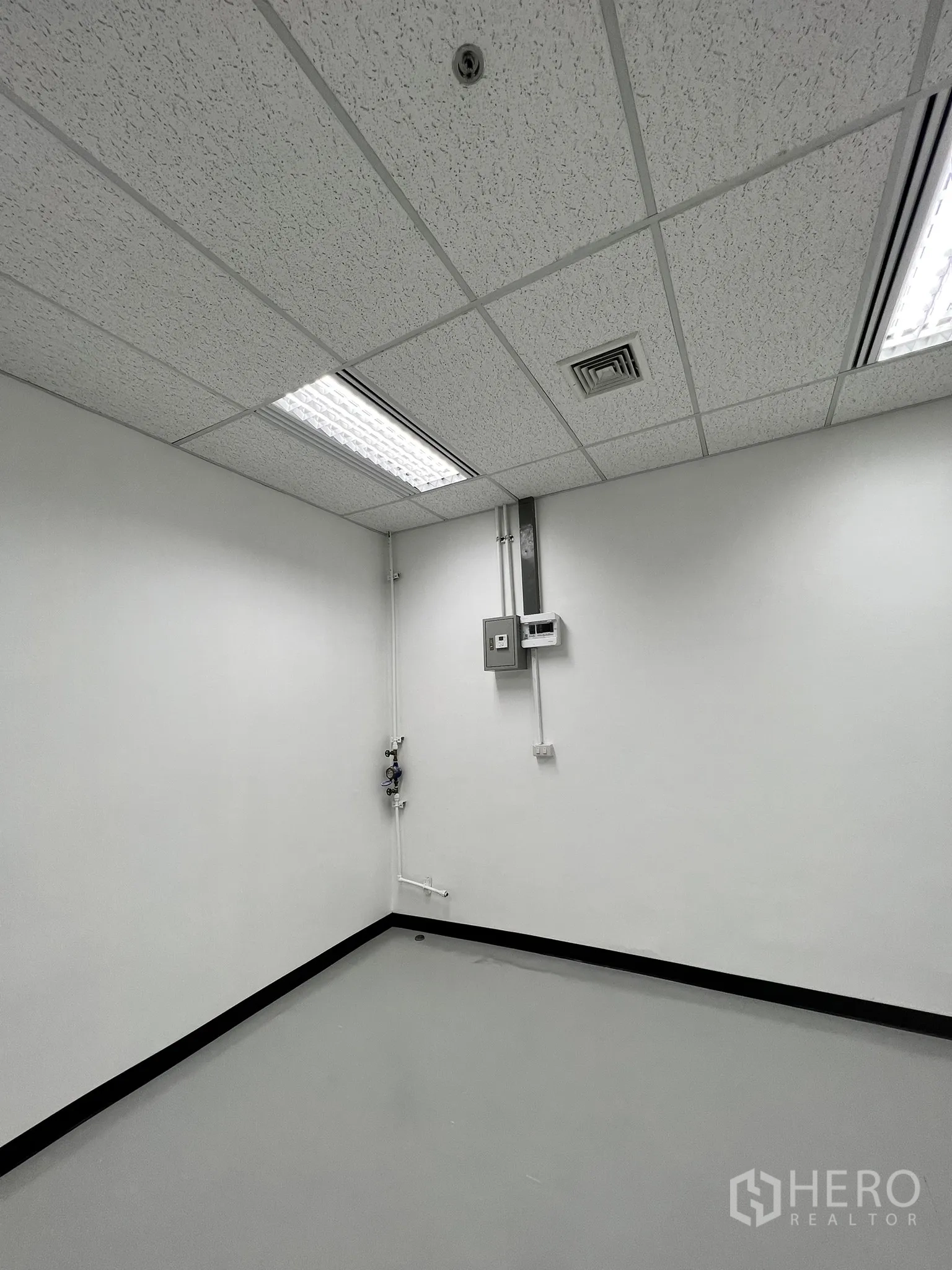 Retail Space for rent in Watthana, Bangkok - Corner of the retail space showing electrical panel, plumbing points and ceiling air vents.