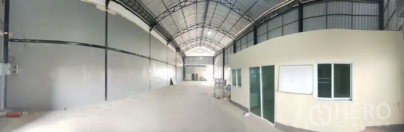 คลังสินค้า ให้เช่าในBang Phli, Samut Prakan - ภาพพาโนรามาพื้นที่โกดังยาว โครงสร้างเหล็กและห้องออฟฟิศภายใน
