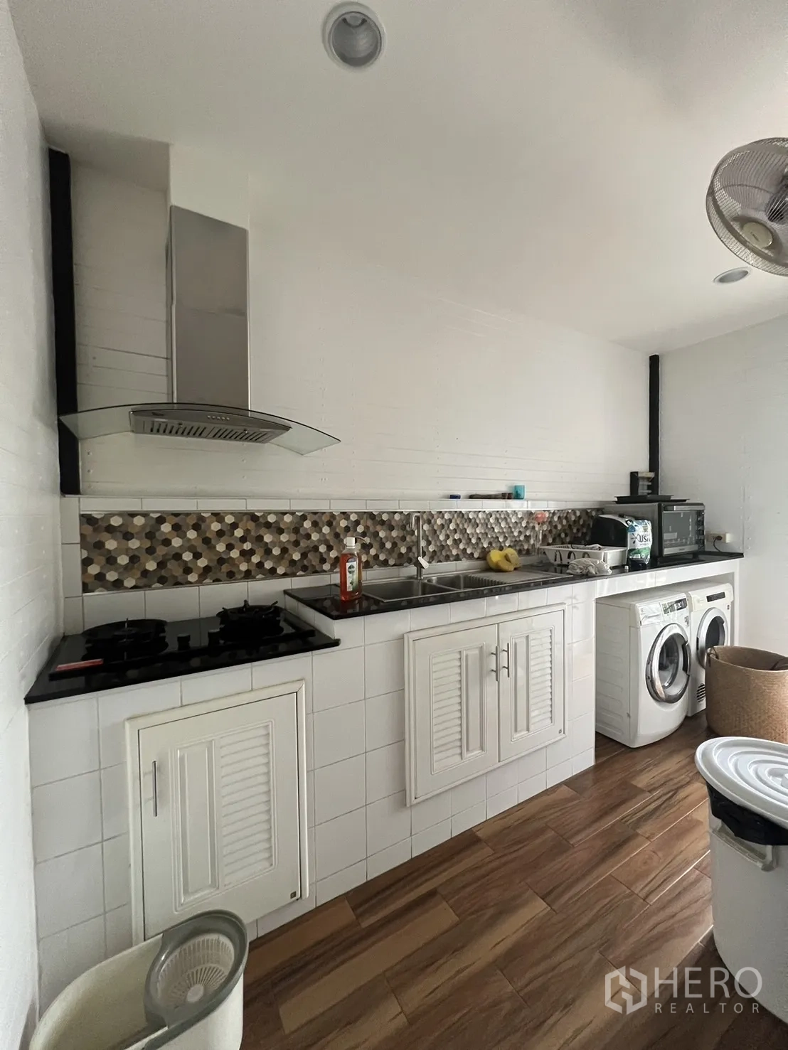 Detached House for rent or sale in Saphan Sung, Bangkok - Thai kitchen and laundry with gas hob, hood, sink and washer-dryer.