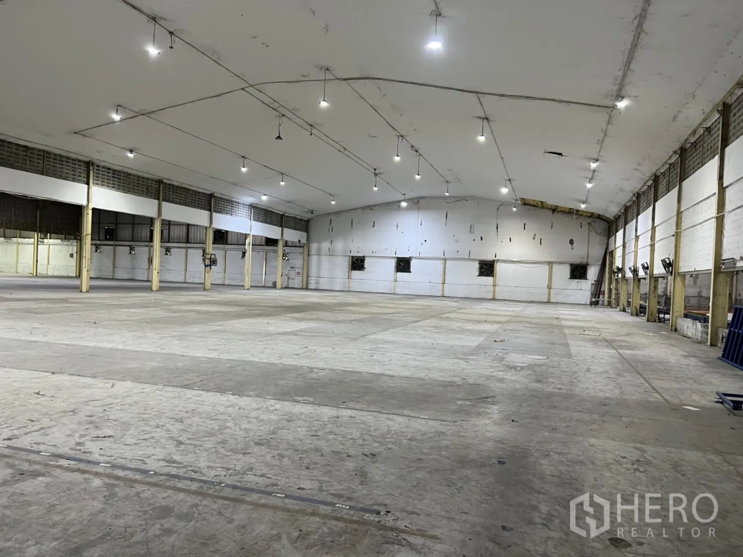 Warehouse for rent in Mueang Samut Prakan, Samut Prakan - Large insulated hall with smooth flooring and bright overhead lights.