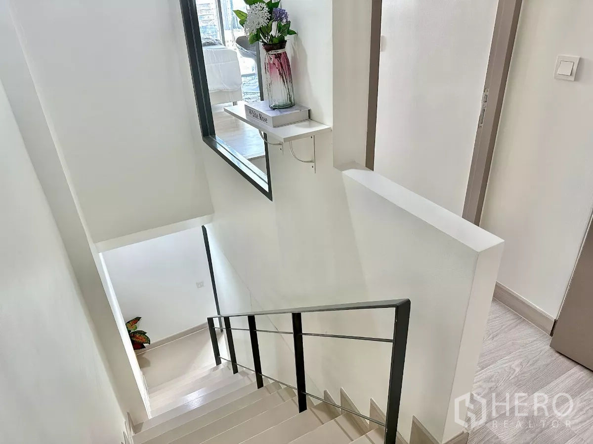 公寓 出售在Phra Khanong, Bangkok - 室内楼梯连接复层两层，自然采光充足。
