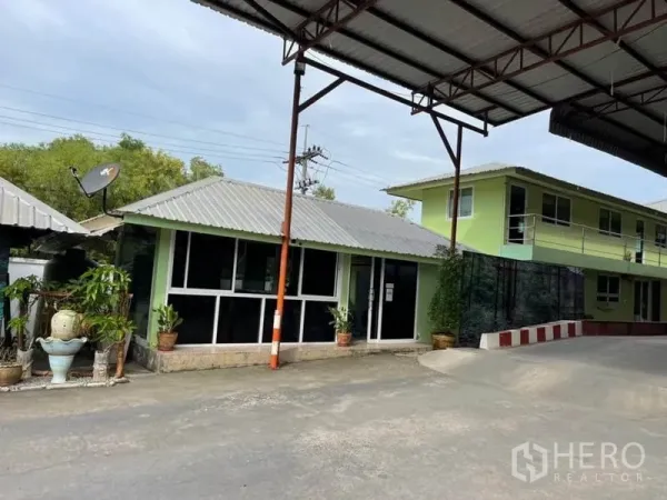 คลังสินค้า ขายในLam Luk Ka, Pathum Thani - อาคารสำนักงานชั้นเดียวและสองชั้นภายในโครงการ ใต้กันสาดโลหะ พร้อมกระจกบานใหญ่และกระถางต้นไม้