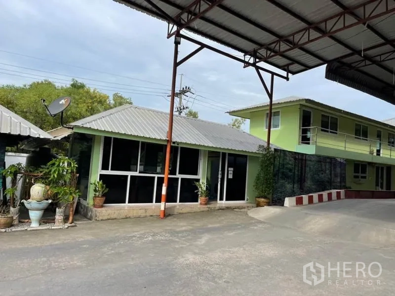คลังสินค้า ขายในLam Luk Ka, Pathum Thani - อาคารสำนักงานชั้นเดียวและสองชั้นภายในโครงการ ใต้กันสาดโลหะ พร้อมกระจกบานใหญ่และกระถางต้นไม้