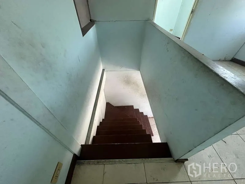 คลังสินค้า ให้เช่าในSuan Luang, Bangkok - มุมมองทางลงบันไดจากชั้นบนสู่พื้นที่ด้านล่าง