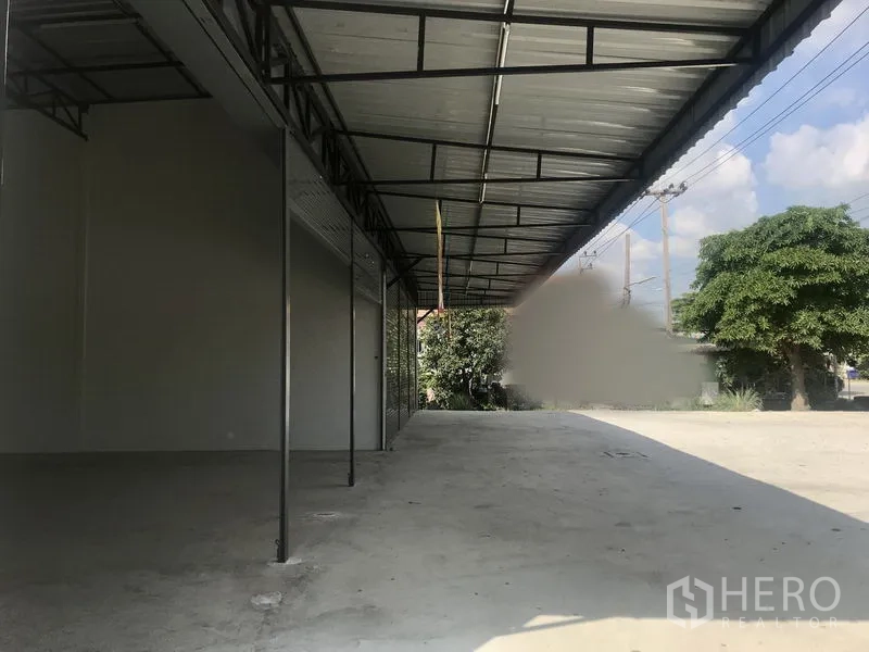 货栈 出租在Lam Luk Ka, Pathum Thani - 仓库侧边长雨棚与装卸通道，车道宽敞。