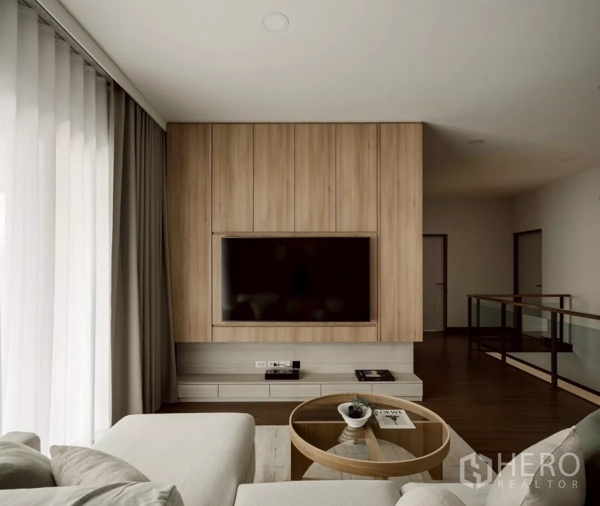 บ้าน ให้เช่าในBang Phli, Samut Prakan - ผนังทีวีตรงข้ามโซฟา ข้างราวกันตกกระจกบันได