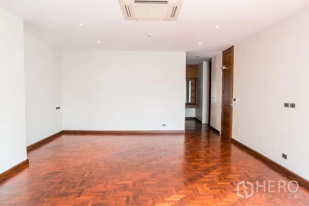 Detached House for rent in Khlong Toei, Bangkok - Expansive master bedroom with herringbone parquet and a dressing nook.