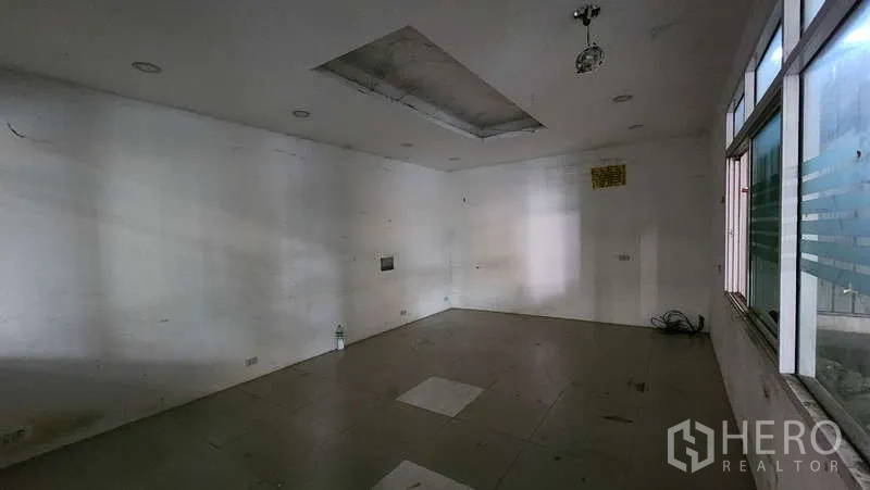 คลังสินค้า ให้เช่าในBang Khen, Bangkok - ห้องออฟฟิศปูกระเบื้องโล่ง พร้อมไฟฝังฝ้า รอการปรับปรุง