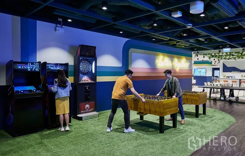 สำนักงาน ให้เช่าในPathum Wan, Bangkok - โซนสันทนาการในสำนักงานพร้อมตู้เกม เครื่องปาเป้า และโต๊ะฟุตบอล