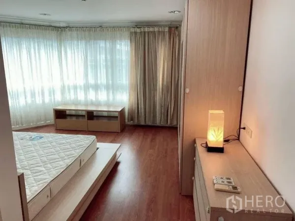 คอนโด ให้เช่าในWatthana, Bangkok - ห้องนอนมุมกระจกบานใหญ่ พร้อมโต๊ะเครื่องแป้งและผ้าม่านสีอ่อน