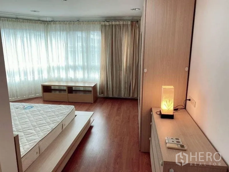 คอนโด ให้เช่าในWatthana, Bangkok - ห้องนอนมุมกระจกบานใหญ่ พร้อมโต๊ะเครื่องแป้งและผ้าม่านสีอ่อน