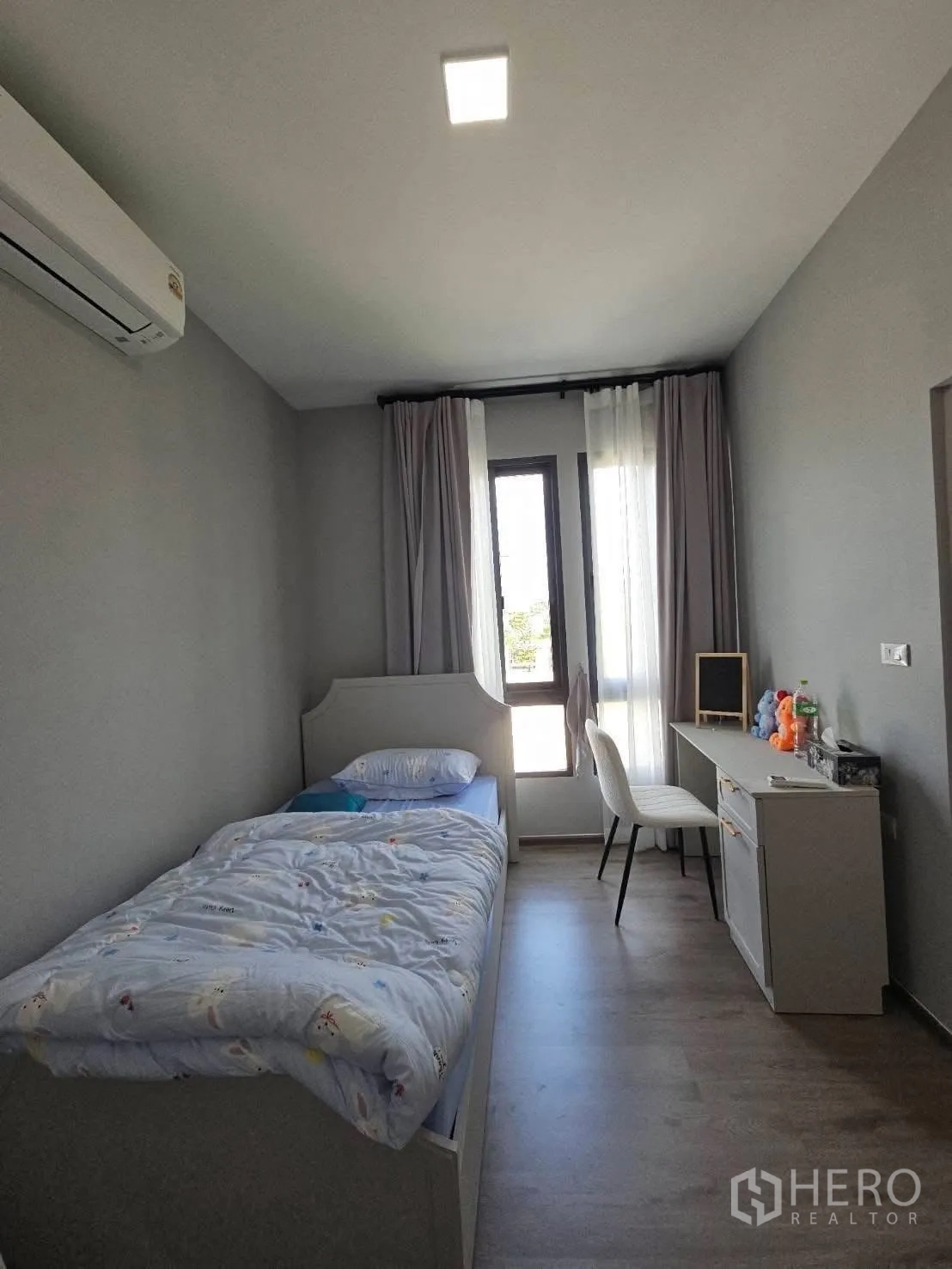 บ้าน for rent in Bang Phli, Samut Prakan - ห้องนอนเดี่ยวอบอุ่น มีโต๊ะทำงาน ผ้าม่าน และเครื่องปรับอากาศติดผนัง