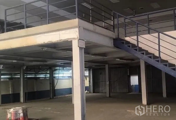 คลังสินค้า ให้เช่าในLat Lum Kaeo, Pathum Thani - ชั้นลอยพร้อมบันได สำหรับสำนักงานหรือเก็บของภายในโกดัง