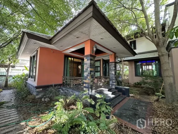 Detached House for sale in Lam Luk Ka, Pathum Thani - Corner pavilion-style porch with steps and textured stone columns