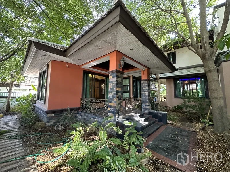 Detached House for sale in Lam Luk Ka, Pathum Thani - Corner pavilion-style porch with steps and textured stone columns