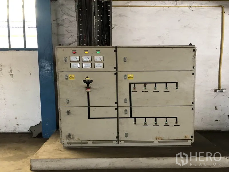 Factory for rent in Sai Noi, Nonthaburi - Industrial electrical control panel supporting 3-phase power supply.