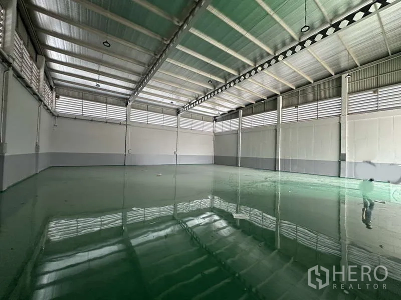 工厂 出租在Lam Luk Ka, Pathum Thani - 无柱大跨度仓库广角图，顶窗采光，环氧地面泛光