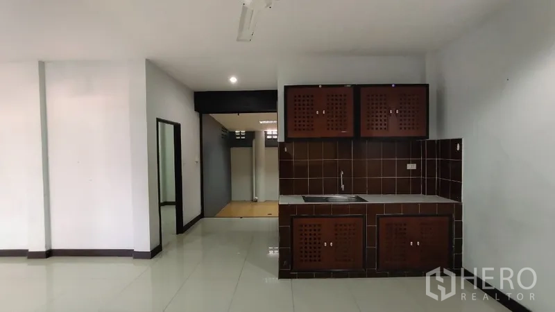 带办公室的家 出租在Huai Khwang, Bangkok - 茶水间，带水槽、棕色瓷砖挡水板和木质柜体