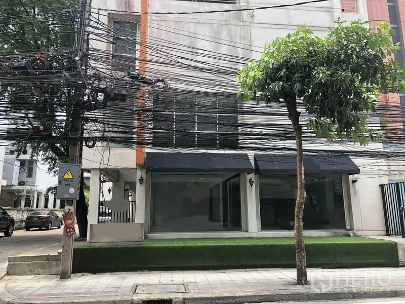 พื้นที่ขายปลีก ให้เช่าในWatthana, Bangkok - ด้านหน้าอาคารติดถนน กระจกหน้าร้านกว้างพร้อมกันสาดสีเข้ม