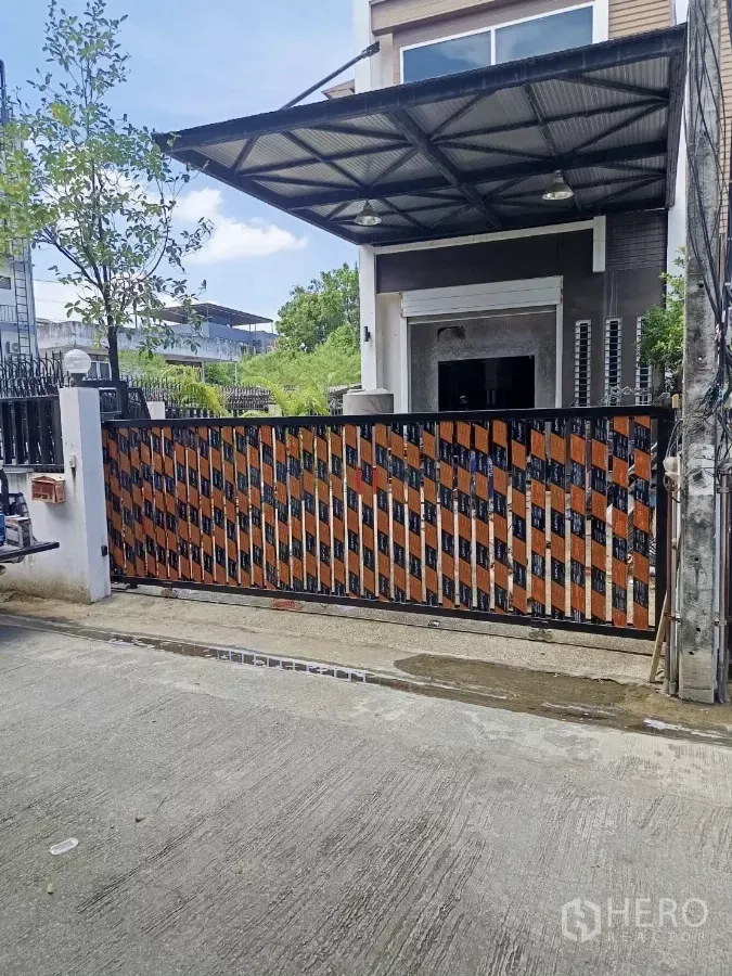带办公室的家 出租在Wang Thonglang, Bangkok - 彩色金属大门与遮雨棚的四层Home Office入口