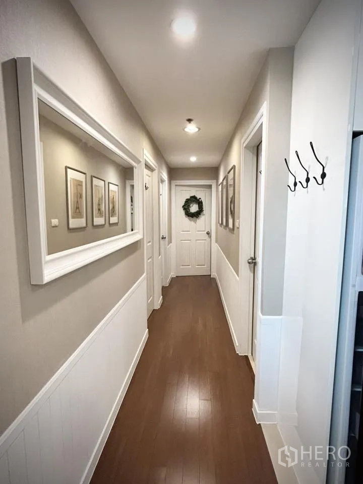 คอนโด for rent in Huai Khwang, Bangkok - โถงทางเดินสว่างผนังบัวครึ่งล่างและภาพแขวน