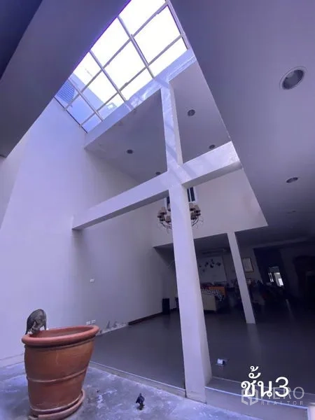 Shophouse for rent in Watthana, Bangkok - Open third-floor space under skylight suitable for lounge or studio.
