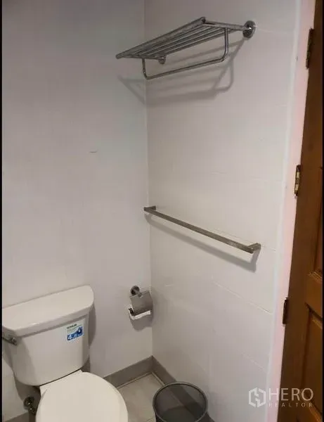 公寓 出租在Ratchathewi, Bangkok - 整洁卫生间，坐便器、毛巾杆和墙上置物架。