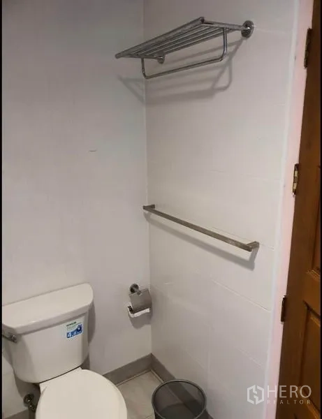 公寓 出租在Ratchathewi, Bangkok - 整洁卫生间，坐便器、毛巾杆和墙上置物架。