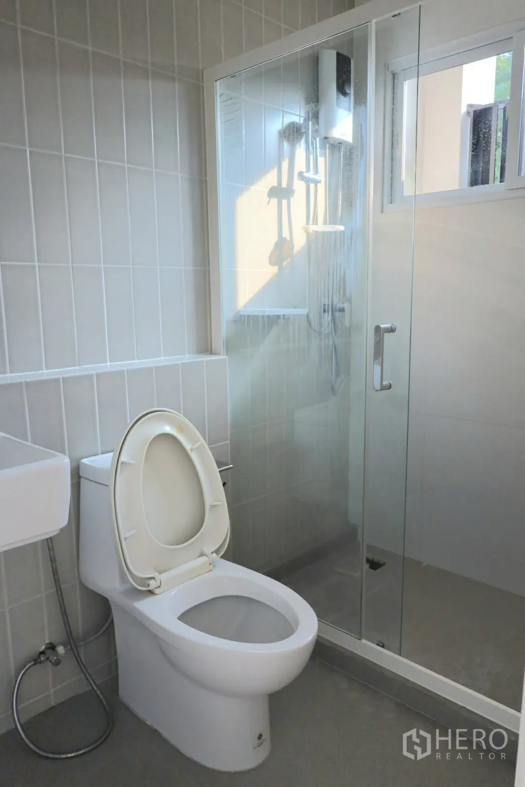 联排别墅 for rent in Prawet, Bangkok - 瓷砖浴室，玻璃围合淋浴间与手持花洒。