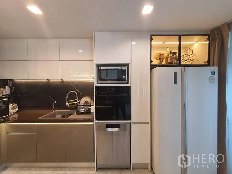 联排别墅 出售在Lat Phrao, Bangkok - 一体式橱柜墙，水槽、烤箱、微波炉与高柜冰箱。