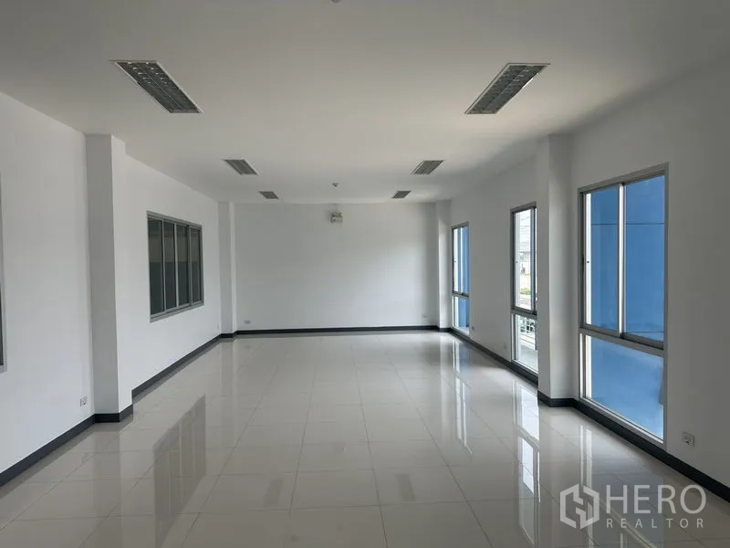 โรงงาน ให้เช่าในBang Sao Thong, Samut Prakan - ห้องออฟฟิศโอเพ่นสเปซ รับแสงธรรมชาติจากหน้าต่างด้านข้าง พื้นกระเบื้องมัน.