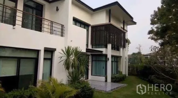 独立式住宅 出售在Saphan Sung, Bangkok - 现代独栋后立面，带阳台、遮阳与景观花园。