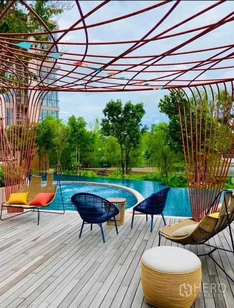 คอนโด ให้เช่าในWatthana, Bangkok - สระว่ายน้ำสไตล์รีสอร์ตพร้อมที่นั่งพักผ่อนใต้ร่มและสวนสวย