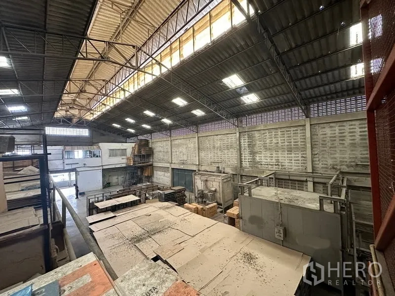 工厂 出租在Lam Luk Ka, Pathum Thani - 从夹层俯瞰宽阔的工厂车间与设备
