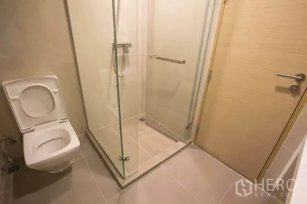 公寓 出租在Watthana, Bangkok - 第二卫浴，玻璃淋浴间与坐便器。