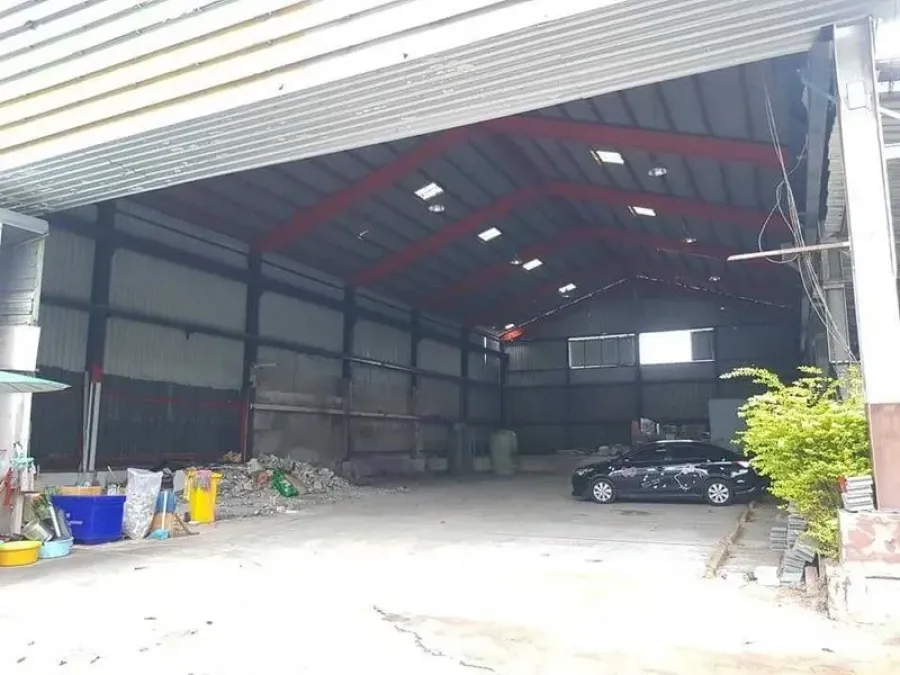 货栈 出租在Thung Khru, Bangkok - 仓库正面视角，高挑推拉门、开阔空间与院内停车位。