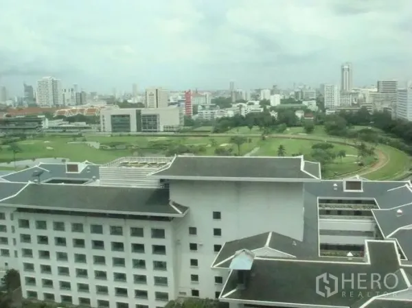 公寓 出租在Pathum Wan, Bangkok - 高层视野可见皇家曼谷体育俱乐部高尔夫球场与城市天际线。