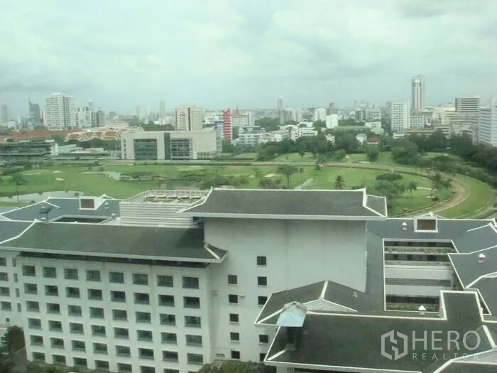 公寓 出租在Pathum Wan, Bangkok - 高层视野可见皇家曼谷体育俱乐部高尔夫球场与城市天际线。