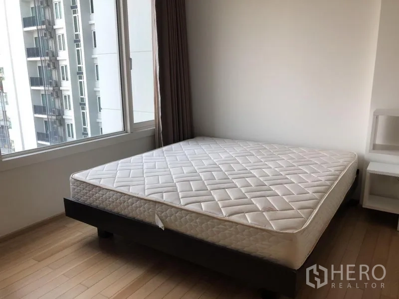 公寓 出租在Khlong Toei, Bangkok - 通透卧室，设大窗与加大床垫，享都市景致。