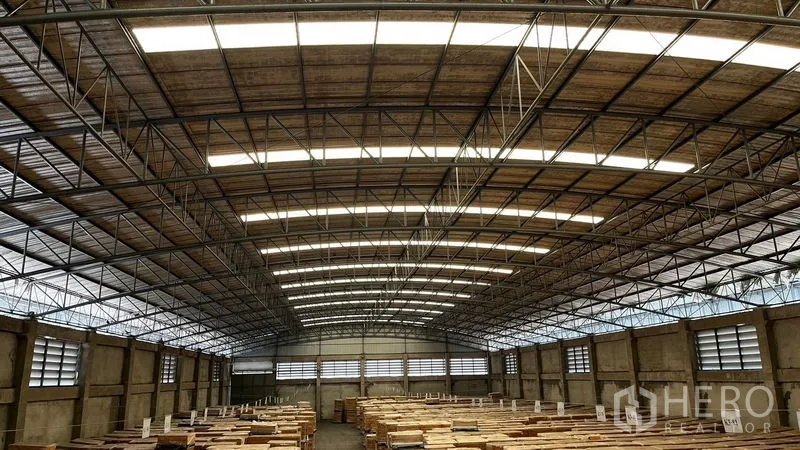 工厂 出租或出售在Pathum Thani - 高挑库内空间，钢桁架屋顶与采光带