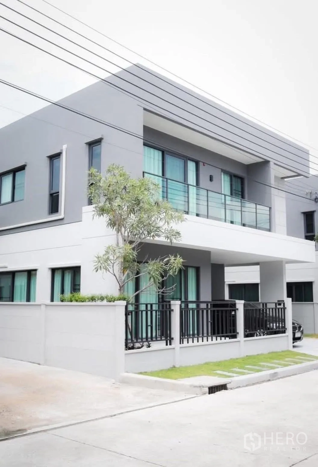 บ้านเดี่ยว for rent in Bang Phli, Samut Prakan - มุมมองบ้านเดี่ยวสไตล์ร่วมสมัยพร้อมระเบียงและรั้วรอบขอบชิด